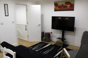 MODERN 2 BEDROOM APARTMENT IN THE HEART OF GREENWICH